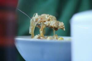 apreciar uma delicioso indonésio prato do soto ceker, servido dentro a manhã. foto