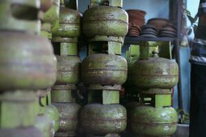 magelang,indoneia.25,05,2023-the 3 kg gpl cilindro produzido de pertamina é só usava para a pobre. verde gás cilindro, gpl gás, 3kg gás, para cozinhando foto