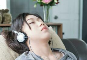 jovem mulher asiática cabelo curto ouvindo música foto