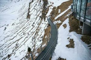 Grindelwald primeiro Suíça primeiro penhasco andar vendo plataforma em a primeiro montanha dentro Grindelwald com alpino Visualizações. foto