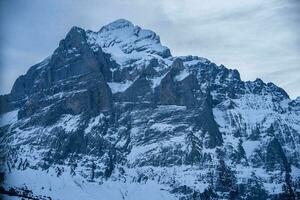 primeiro montanha dentro Grindelwald com alpino Visualizações Suíça. foto