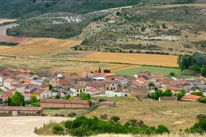 tradicional Vila em a castelhano platô dentro Espanha com românico católico Igreja foto