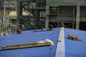 construção indústria engenheiro capataz em pé cobertura para trabalhador equipe foto