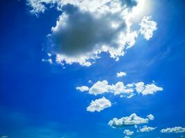 nuvens e azul ensolarado céu, branco nuvens sobre azul céu, aéreo visualizar, natureza azul céu branco grampo clima. foto