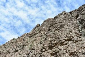 íngreme penhasco às a topo do piquete montanha dentro Arizona foto