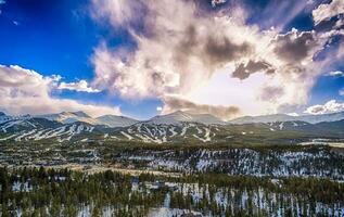 lindo pôr do sol sobre Breckenridge Colorado esqui recorrer Cidade foto