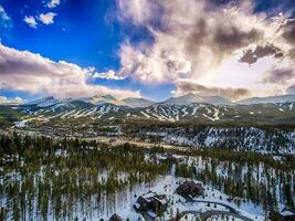 lindo pôr do sol sobre Breckenridge Colorado esqui recorrer Cidade foto