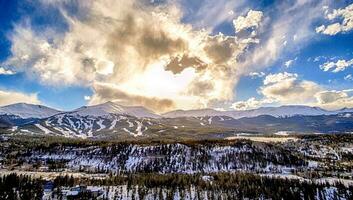 lindo pôr do sol sobre Breckenridge Colorado esqui recorrer Cidade foto