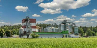 agro silos em agroindustrial complexo e grão secagem e sementes limpeza linha. foto