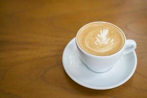 xícara de cappuccino em fundo de madeira foto