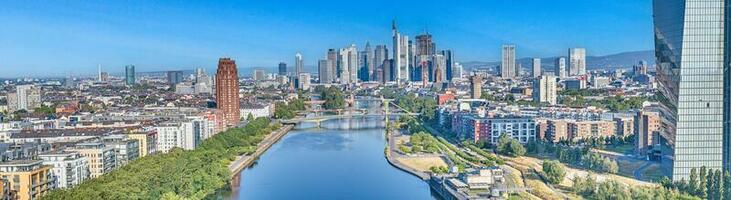 Largo ângulo zangão panorama sobre a alemão cidade Frankfurt sou a Principal durante nascer do sol foto