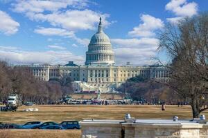 imagem do capitólio dentro Washington contra azul céu com branco nuvens foto