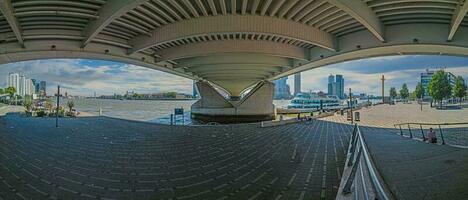 Largo ângulo tiro abaixo borracha ponte dentro Rotterdam foto