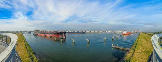 panorâmico cenário a partir de porta Rotterdam com grande transporte navios foto