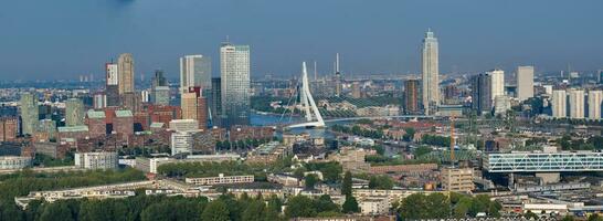 zangão panorama sobre holandês cidade Rotterdam às nascer do sol foto