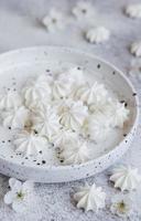 pequenos merengues brancos na tigela de cerâmica