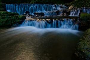 lindo Visão do cachoeira, água fluxo dentro rio com cascata Visão foto