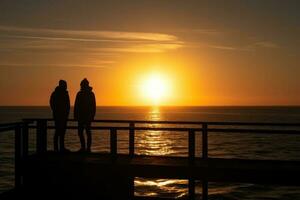 silhueta uma casal do amigos e mar pôr do sol Sol generativo ai foto