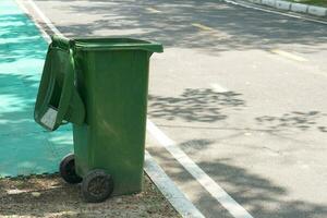 verde Lixo pode dentro a parque foto