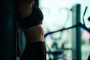 ginástica desportivo mulher mostrando dela bem treinado corpo Forte abdômen mostrando. foto