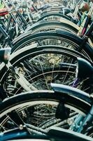 fechar-se detalhe Visão do velho Holanda vintage clássico bicicletas estacionado foto