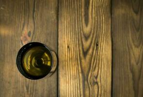 vidro do branco vinho em de madeira mesa. Visão a partir de topo foto