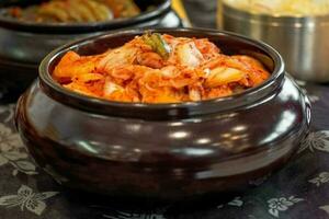 Kimchi dentro uma especial Panela. prato do nacional coreano cozinha f foto