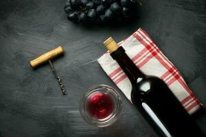 vidro garrafa do vinho com rolhas em de madeira mesa fundo foto