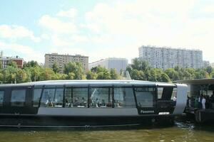 aquabus barco em Moskva rio. elétrico navio às Moscou público transporte. ecológico tecnologia. verde energia dentro cidade rota. diariamente passageiro balsa serviço. Moscou, Rússia - Junho 22, 2023. foto