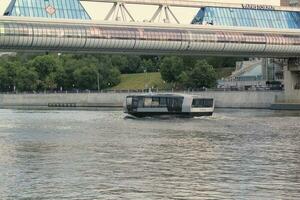 aquabus barco em Moskva rio. elétrico navio às Moscou público transporte. ecológico tecnologia. verde energia dentro cidade rota. diariamente passageiro balsa serviço. Moscou, Rússia - Junho 22, 2023. foto