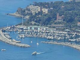 lindo panorama do varazze a partir de a alturas do a liguriana costa em uma domingo dentro a cedo verão do 2023 foto