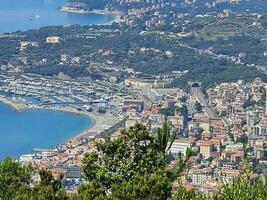 lindo panorama do varazze a partir de a alturas do a liguriana costa em uma domingo dentro a cedo verão do 2023 foto