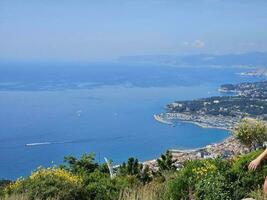 lindo panorama do varazze a partir de a alturas do a liguriana costa em uma domingo dentro a cedo verão do 2023 foto