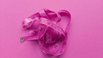 centímetro rosa em fundo rosa plano simples com textura pastel foto de estoque de conceito de fitness