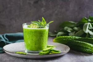 refrescante pepino e hortelã batido dentro uma vidro em a mesa foto