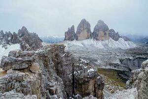 Visão do famoso tre cime picos a partir de a montanha toblinger nós. tre cime di lavaredo nacional parque, dolomiti Alpes, sul Tirol, Itália. foto