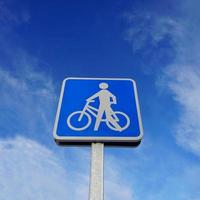 sinal de trânsito de bicicleta na estrada foto