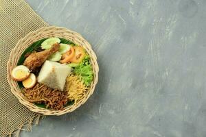 nasi uduk, indonésio salgado cozido no vapor arroz foto