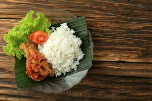 ayam geprek sambal bawang com cozido no vapor branco arroz. foto