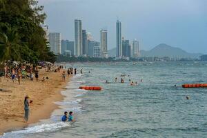 pattaya, Tailândia - dezembro 29, 2022 Pattaya de praia é lotado com muitos turistas. depois de abertura tailândia, abertura a país para bem-vinda estrangeiro turistas. depois de a cobiçado situação desdobra-se foto