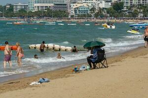 pattaya, Tailândia - dezembro 31, 2022 Pattaya de praia é lotado com muitos turistas. depois de abertura tailândia, abertura a país para bem-vinda estrangeiro turistas. depois de a cobiçado situação desdobra-se foto