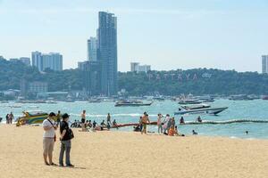 pattaya, Tailândia - dezembro 31, 2022 Pattaya de praia é lotado com muitos turistas. depois de abertura tailândia, abertura a país para bem-vinda estrangeiro turistas. depois de a cobiçado situação desdobra-se foto