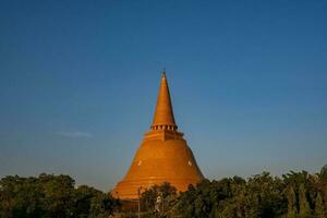 phra caminho chedi, a maior e mais alto pagode dentro Tailândia e em torno da área localizado às amphoe mueang Nakhon caminho província. foto