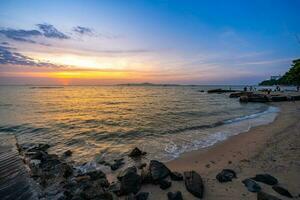 Pattaya praia, Pratumnak Colina entre sul Pattaya de praia e jomtien de praia dentro a pôr do sol, tarde. foto