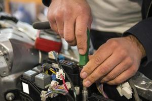 eletricista de carro conserta testador de carro e fusíveis e pinças foto