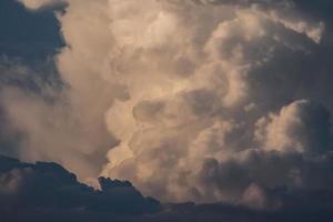 nuvens terríveis no céu azul foto