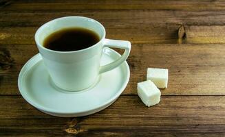 café dentro uma copo e açúcar em a mesa. foto