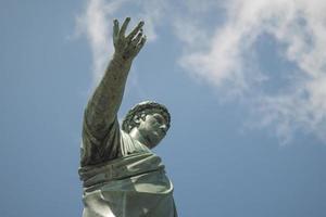 estátua de bronze na pátina duque de richelieu aponta com a mão