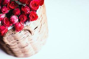 rosas em cesta de bambu foto