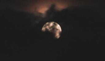 lua cheia nuvem escura à noite